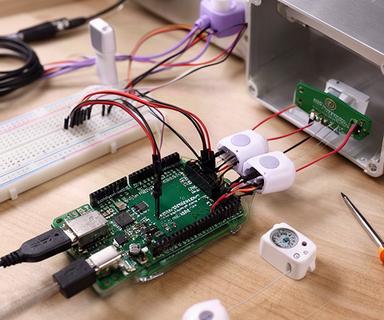 Placa Arduino conectada a sensores en una estación meteorológica casera