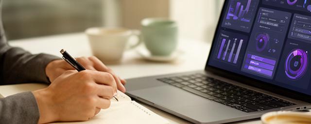 Profesional tomando notas junto a una interfaz de inteligencia artificial aplicada a la productividad
